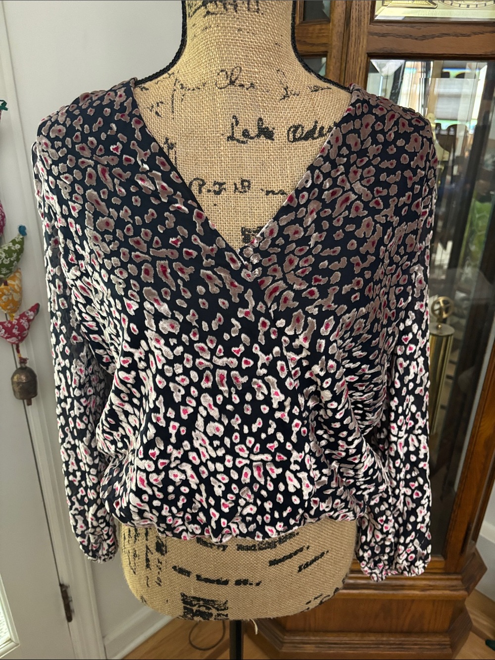 WHBM Women's Black Floral-Spot V-Neck Blouse size SP